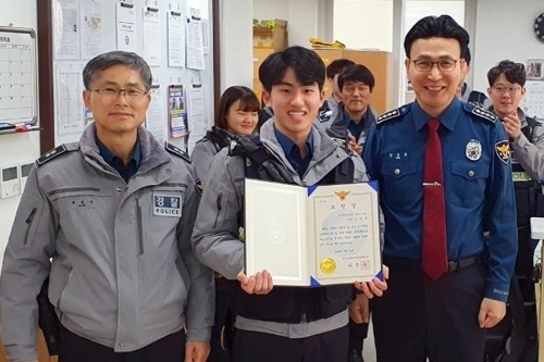 CCTV에 수상한 남자가…차량털이범 신고 고양시 관제요원 표창
