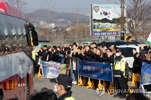 아산·진천 임시생활 우한 교민 366명, 2주 격리 마치고 퇴소