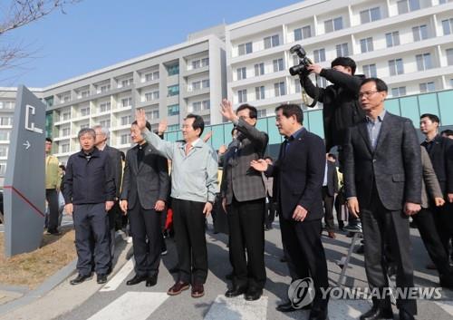 우한 교민 366명 퇴소…정세균 총리·진영 행안장관 직접 환송