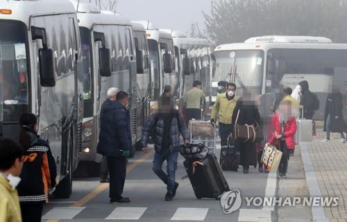 우한 교민 366명 퇴소…정세균 총리·진영 행안장관 직접 환송