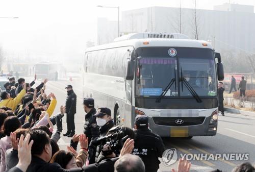 우한 교민 366명 퇴소…정세균 총리·진영 행안장관 직접 환송