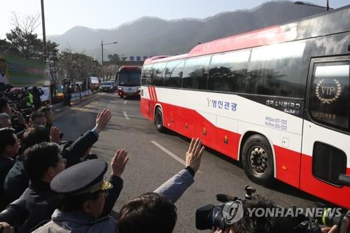 우한 교민 품은 충남 아산주민 "불안 떨쳐냈고, 기쁘다"