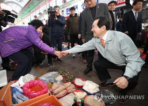 정세균 총리 만난 진천 상인들 "전통시장 살려 주세요"