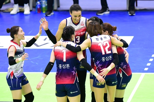'봄배구 희망' 인삼공사, 선두 현대건설마저 잡고 5연승 질주(종합)