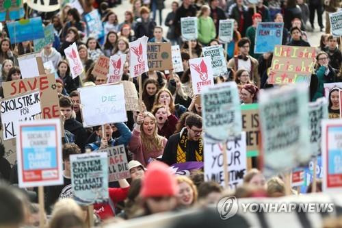 "기후변화가 숙제보다 싫어" 지구촌 청소년들 밸런타인 시위