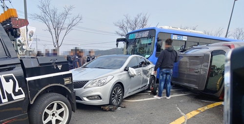 대전 교차로서 SUV가 신호대기 차량 3대 추돌…3명 경상