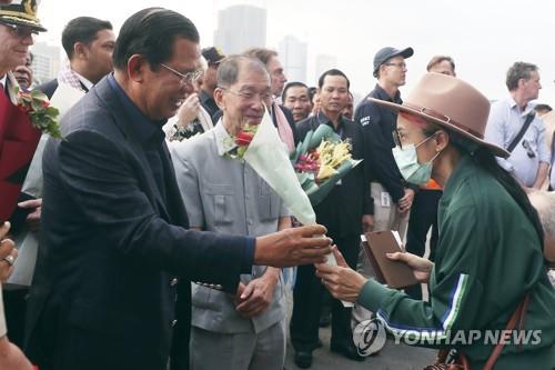 캄보디아, 크루즈 승객 확진에 난처… 말레이에 "재검토 요청"