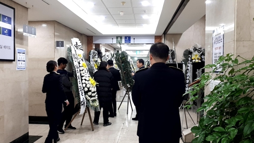 구조 중 순직 유재국 경위 빈소에 애도 발길…"숭고한 희생"(종합)