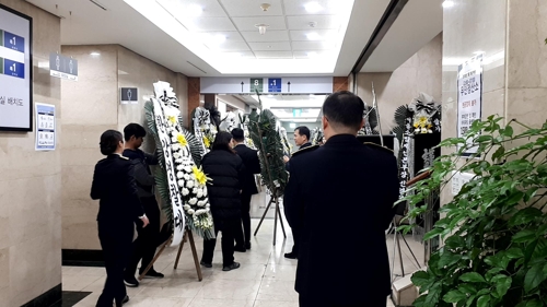 구조 중 순직 유재국 경위 빈소에 애도 발길…"숭고한 희생"(종합2보)