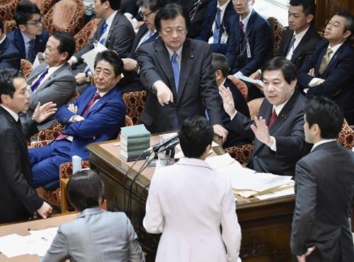 야당 의원에 야유 보낸 아베 총리 "잘못했다" 사죄