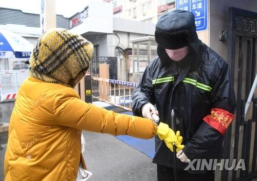 "환자 신고땐 8만원 지급" 中 지방도시 코로나19 예방 고육책