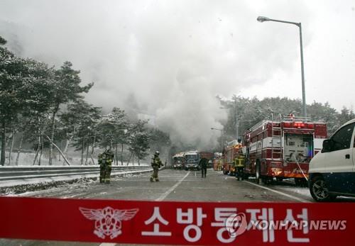 [르포] 시꺼멓게 타 뒤엉킨 차량에 유독가스까지 '아수라장'