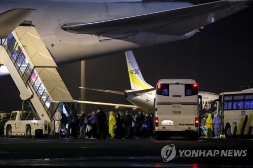 미 전염병연구소장 "일본 크루즈선 격리조치 실패…뭔가 잘못돼"