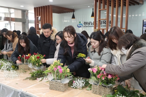 "코로나19로 위축된 꽃 소비 촉진"…경남교육청, 꽃 시장 운영