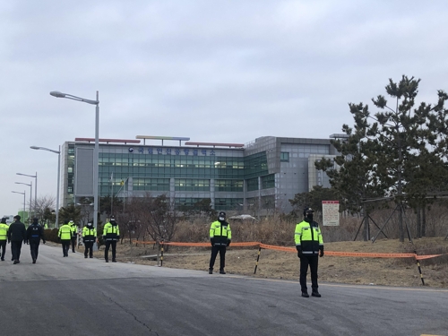 귀국 日크루즈 승객들, 인천공항 격리시설 도착…의심증상 없어