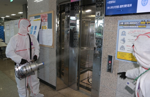 [르포] 중국학생 공항서 픽업, 바로 학교로…대학가 바이러스 차단 사투