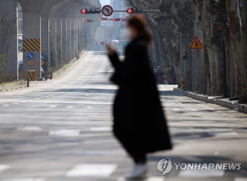 대구경북 하루새 51명 확진 '초비상'…국내 첫 사망자 나와