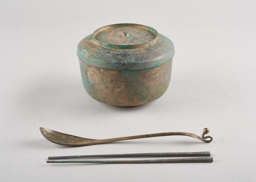 이장하다 발견한 16세기 청동그릇·수저, 국가 기증