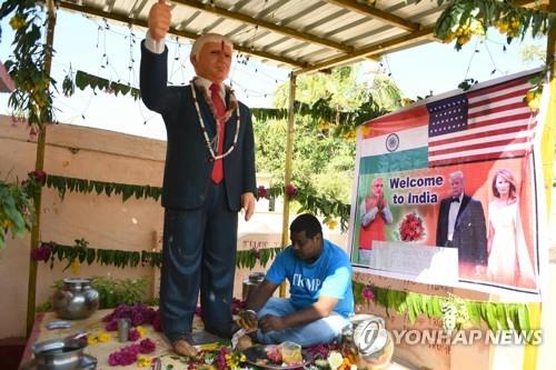 인도 힌두교도, '트럼프 사찰' 만들어 숭배…"인도 방문 환영"