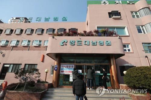 신천지 봉사자들, 최근 청도 경로당서 이발 봉사