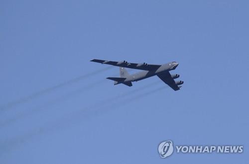 전략폭격기 B-52 앞에 선 미 국방…핵전력 현대화 의지 과시