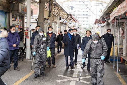 집회 자제 촉구·공공시설 휴관 연장…코로나 확산 방지 총력