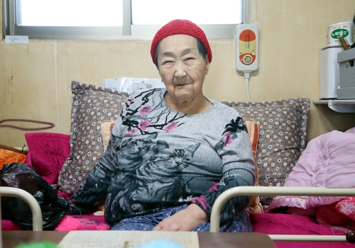 [#나눔동행] 80세 불편한 몸에도 꿋꿋하게 봉사…옥천 '뜨개질 할머니'