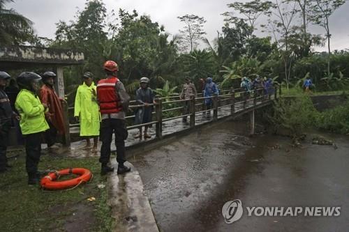 인도네시아 홍수로 현장학습 나온 학생 6명 사망·4명 실종
