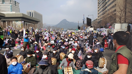 범투본, 광화문 집회 강행…종로구, 감염병예방법 위반혐의 고발