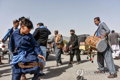 아프간 '폭력감축' 돌입에 주민 춤추며 축하…일부선 총격전도