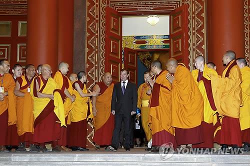 러시아 극동 관광지에 무게 10t짜리 거대 부처상 세워져