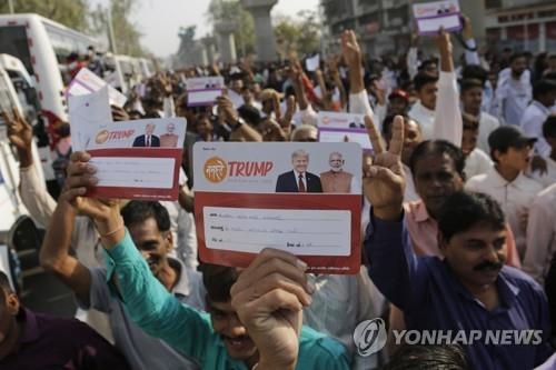 중국 보란 듯…모디·트럼프, 인도 대형 집회서 '브로맨스' 과시