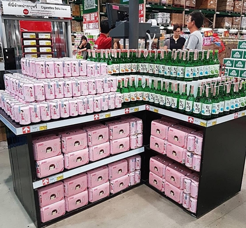 하이트진로 '딸기에이슬' 동남아 편의점 공략 강화