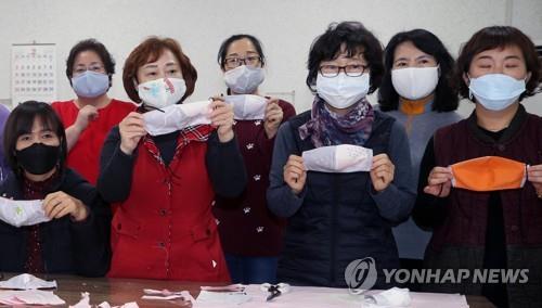 주문해도 오지 않는 일회용 마스크…주민이 직접 만든다
