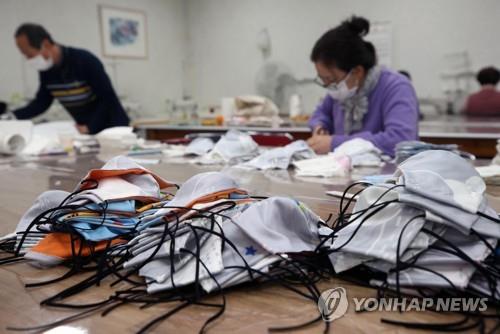 주문해도 오지 않는 일회용 마스크…주민이 직접 만든다