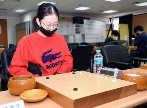 13세 '천재 바둑소녀' 김은지, 데뷔전서 패배 쓴맛