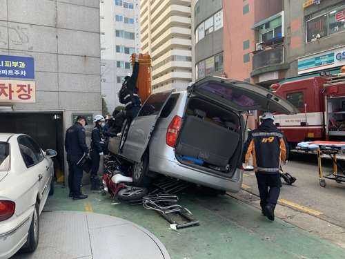 서울 구로구서 승합차가 트럭에 돌진…운전자 병원이송