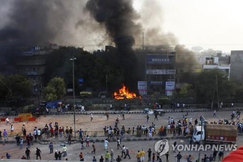 '시민권법 찬반 시위'로 갈라진 뉴델리…이틀간 13명 사망