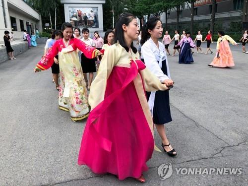 북한 일회용 생리대 비교해보니…"가볍지만 흡수력은 글쎄"