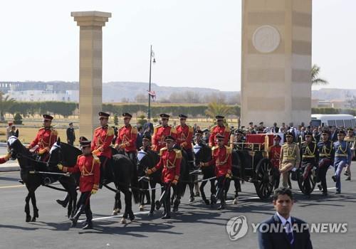 퇴색한 '아랍의 봄'…이집트 독재자 무바라크 성대한 장례식