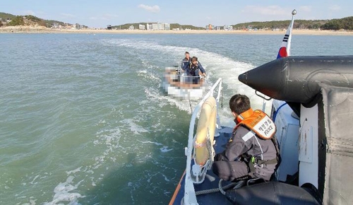 인천 왕산마리나 앞 해상서 레저 보트 표류…2명 구조