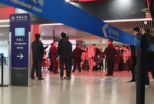 중국 난징공항 한국인 20여명 또 격리…中승객 인후통