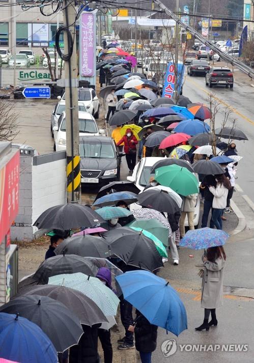 "비까지 오는데 마스크 5장 구하려 4시간 줄 섰다"