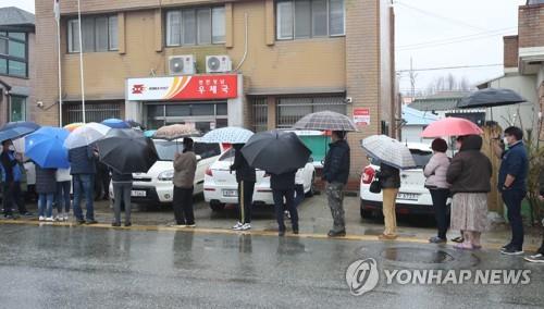 "5장 받자고 3시간 넘게 줄서" 공적 마스크 판매 첫날 인산인해