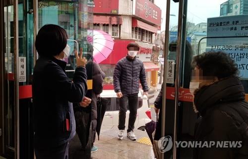 "5장 받자고 3시간 넘게 줄서" 공적 마스크 판매 첫날 인산인해