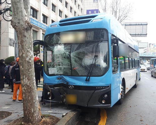 부산 시내버스 가로수 충돌…운전자 사망·승객 등 18명 부상