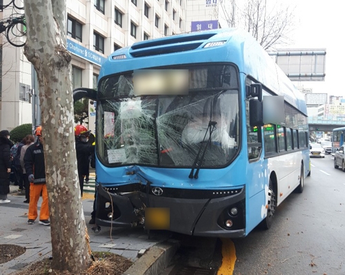 운전사 정신잃은 시내버스 가로수 충돌…1명 사망·17명 부상(종합)