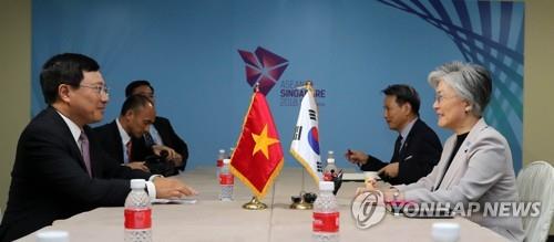 강경화, 베트남 외교장관과 통화…"과도한 입국제한 유감"