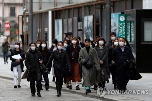 코로나19 공포에 전세계 마스크 수요 폭증…물량증설에도 공급난