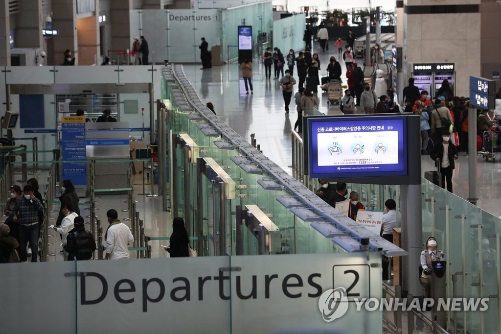 마스크 2만 개 버린 채 출국…해외반출 단속에 줄행랑